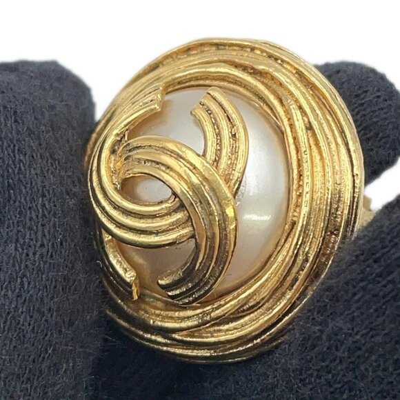 CHANEL CC Logo Faux Pearl Earring Gold Plated/Faux Pearl - Picture 4 of 8